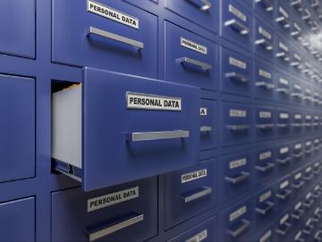 Aktenschrank mit einer geöffneten Schublade, an der "Personal Data" steht
