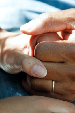 Zwei Hände, die einander halten