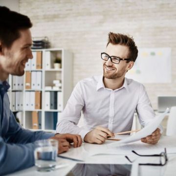 Zwei Menschen in einer Beratungssituation